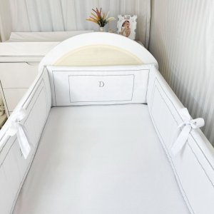 Protetor de Berço Antissufocante 4 Peças Percal Acetinado Benício Personalizado Branco / Cinza