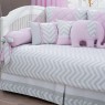 Kit Cama Babá 9 Peças com Saia Brooklyn Chevron Cinza/Rosa