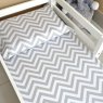Lençol para Mini Cama 2 Peças Estampado Chevron Cinza  - Lençol c/ Elástico e Fronha