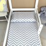 Lençol para Mini Cama 2 Peças Estampado Chevron Cinza  - Lençol c/ Elástico e Fronha